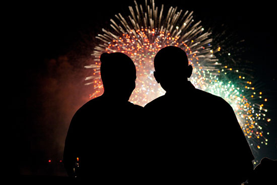 باراك أوباما وزوجته وخلفهما الألعاب النارية فى 2009